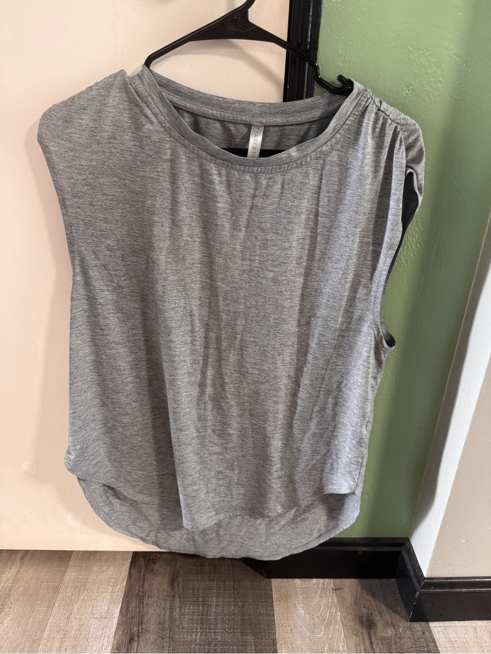 Fabletics women’s Heather Gray Muscle Tee size medium